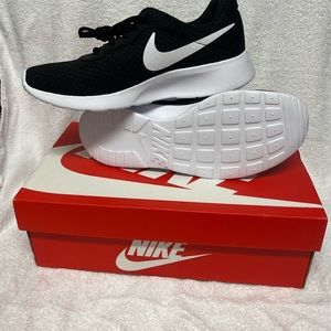New Women’s Nike Tanjun tennis shoes size 8